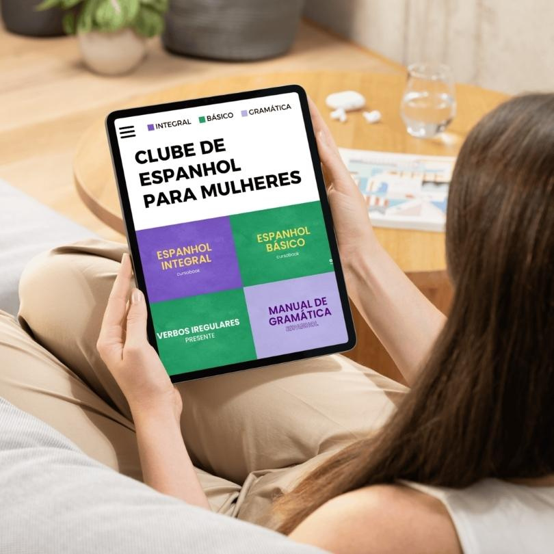 Acesso à biblioteca de recursos do Clube de Espanhol para Mulheres com guias em PDF, manual de gramática e curso básico para estudo no tablet ou celular